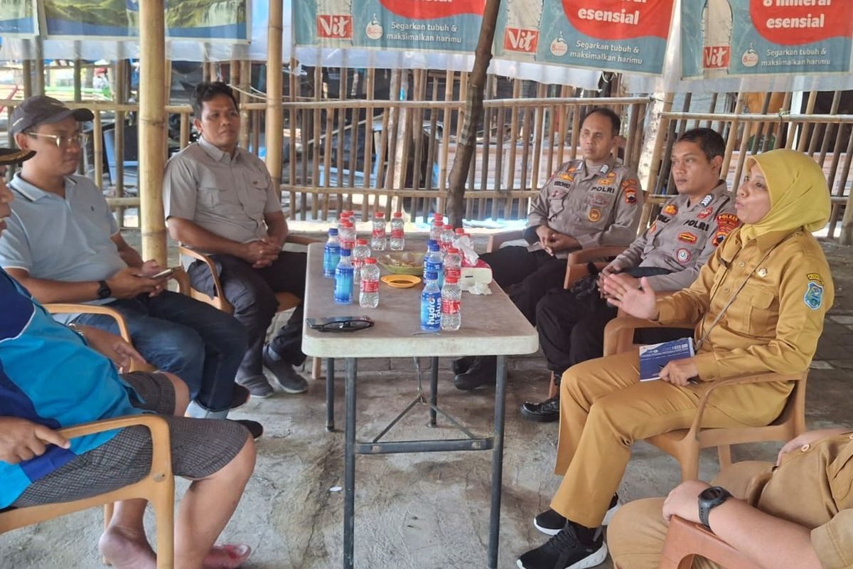 Kepala Bidang Pariwisata Disporapar Kota Tegal, Dian Eka Kusumawardhani berdiskusi dengan Pokdarwis OW PAI menyikapi viral warung diduga getok harga, Senin (22/9/2025).