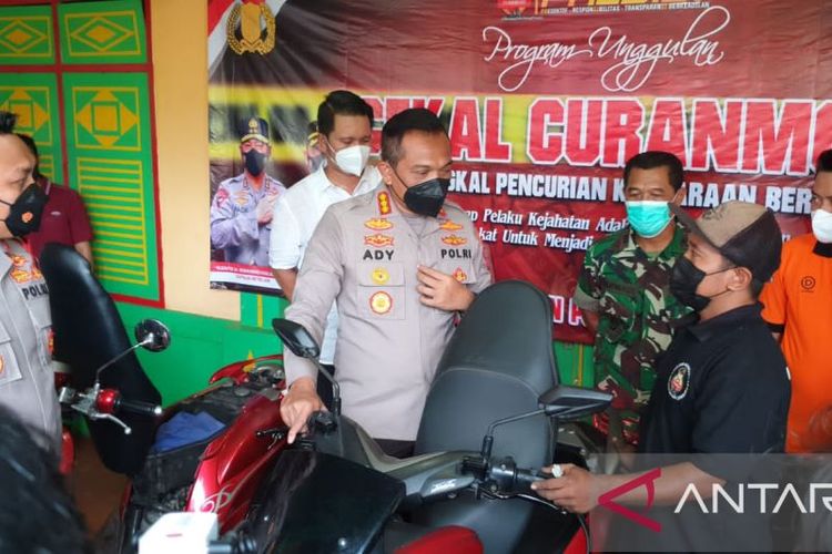 Kapolres Metro Jakarta Barat Kombes Pol Ady Wibowo membantu memasangkan alat pencegah pencurian kepada salah satu unit sepeda motor di Pasar Jabon, Kembangan, Kamis (17/3/2022). ANTARA / HO-Polres Metro Jakarta Barat.