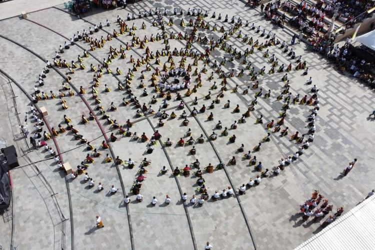 Foto : Peserta Festival Golo Koe Labuan Bajo menampilkan formasi berbentuk Lodok di Waterfront Labuan Bajo, pada Sabtu (13/8/2022)