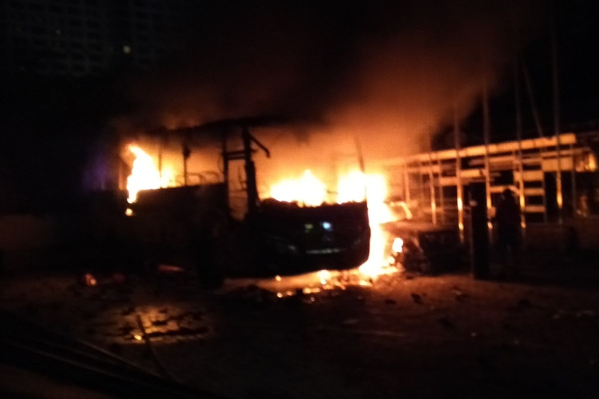 Satu bus TNI dan sebuah mobil terbakar di tempat parkir Lapangan Tembak Senayan, Jakarta Pusat, Selasa (24/9/2019)
