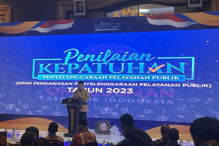 Ketua Ombudsman RI, Mokhammad Najih dalam menyampaikan hasil penilaian kepatuhan penyelenggaraan pelayanan publik atau opini pengawasan penyelenggaraan pelayanan publik tahun 2023 di Hotel Arya Duta, Menteng, Jakarta Pusat, Kamis (14/12/2023).