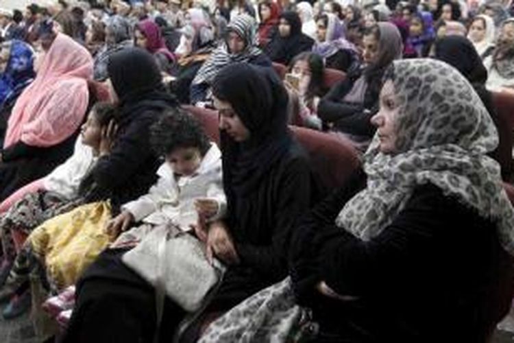 Warga Muslim AS ikut menghadiri acara doa bersama bagi korban penembakan massal dalam acara di masjid Chino, California (3/12).