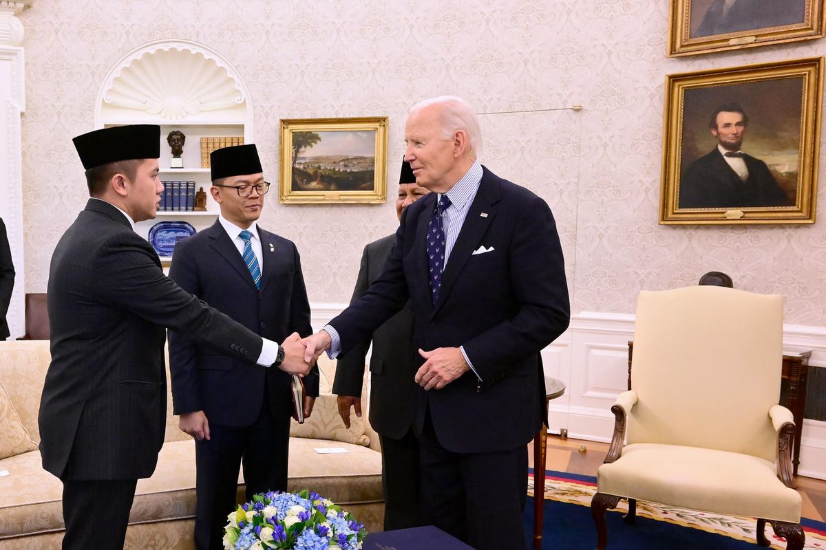 Momen Prabowo Kenalkan Mayor Teddy ke Joe Biden di Gedung Putih