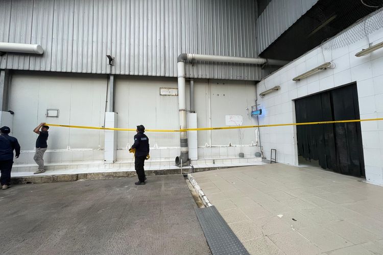 Petugas menyegel pabrik pengolahan udang di Cikande, karena terpapar radioaktif. 