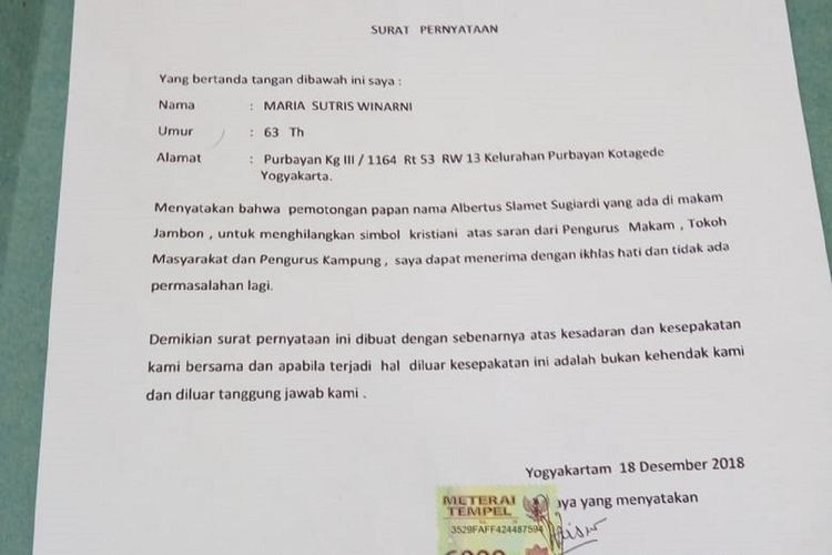Foto surat pernyataan atas nama Maria Sutris Winarni, istri almarhum Albertus Slamet Sugiardi, beredar sehari setelah Slamet meninggal dan dimakamkan terkait peristiwa kayu nisan salib dipotong di bagian atasnya.