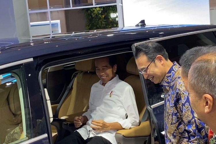 Presiden Joko Widodo (Jokowi) berkujung ke booth BYD di IIMS 2024