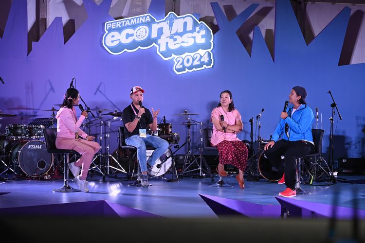 VP Corporate Communication Pertamina Fadjar Djoko Santoso bersama Owner UMKM Lumpia Semarang Bu Nana Endang Natalia Eko Purnomo saat sesi talkshow Bangkit Bersama UMKM yang berlangsung di Communal Area EcorunFest 2024 Gelora Bung Karno, Senayan, Jakarta pada Minggu (24/11/2024).