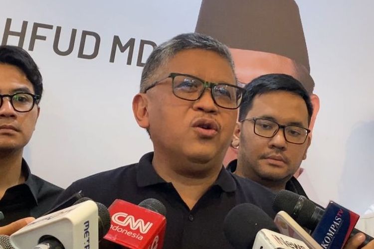 Sekretaris Jenderal PDI-P Hasto Kristiyanto ditemui di Media Center TPN Ganjar-Mahfud, Jalan Cemara, Jakarta, Rabu (17/1/2024).