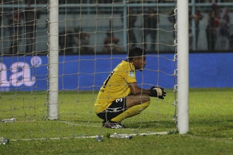 Kiper Semen Padang, Rendy Oscario, tampak kecewa gawangnya kembali dijebol para pemain Arema FC di Stadion Kanjuruhan, Kabupaten Malang, Sabtu (4/11/2017).