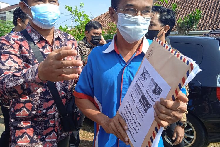 Dua warga yang mengaku korban dugaan penipuan asuransi dibujuk untuk tidak berdemonstrasi di area ring 1 pelaksanaan vaksinasi pelajar di SMAN 2 Bandar Lampung. Presiden Joko Widodo direncanakan meninjau langsung vaksinasi pelajar di sekolah tersebut.