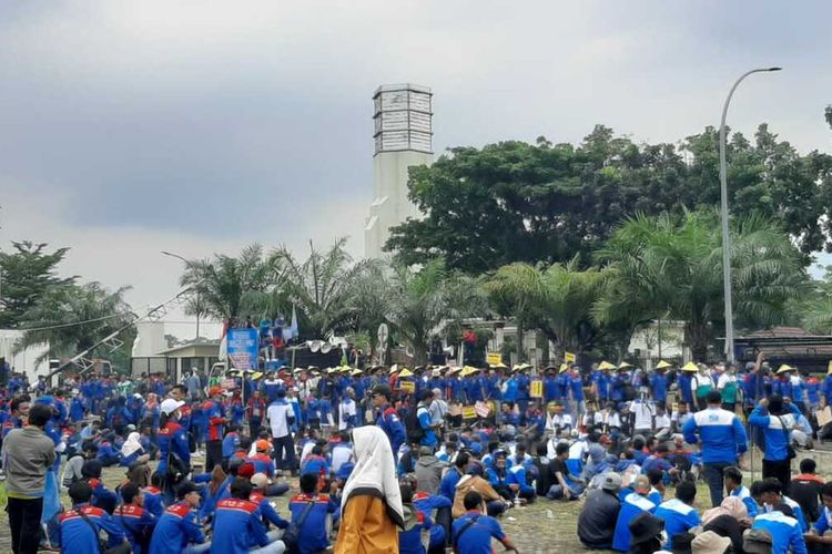 Serikat buruh dan pekerja menuntut Gubernur Banten Wahidin Halim merevisi Surat Keputusan (SK) UMK tahun 2022 di Provinsi Banten.