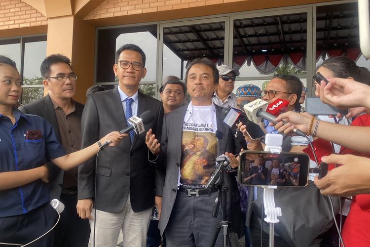 Pengacara Roy Suryo Debat Ahli Polda Metro, 