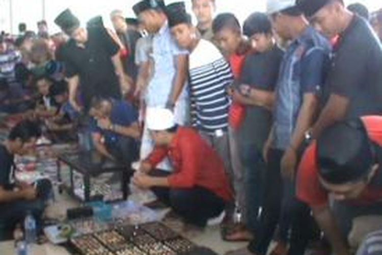 Halaman mesjid Al Munawir, salah satu mesjid termegah yang menjadi kebanggaan wara Pinrang sulawesi selatan di sulap menjadi Pasar batu Mulia yang selaau disesaki pengunjung atau pencinta batu mulia.