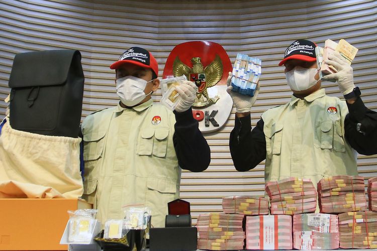 Petugas KPK menunjukkan barang bukti berupa uang tunai dan logam mulia saat konferensi pers terkait dugaan tindak pidana korupsi di Direktorat Jenderal Bea dan Cukai (DJBC) dalam perkara suap importasi.di Gedung Merah Putih KPK, Jakarta, Kamis (5/2/2026). KPK menetapkan 6 orang tersangka usai melakukan operasi tangkap tangan (0TT) di Direktorat Jenderal Bea dan Cukai (DJBC) dalam perkara suap importasi. KPK juga mengamankan barang bukti dalam perkara suap ini total senilai Rp40,5 miliar berupa uang tunai dan logam mulia. 
