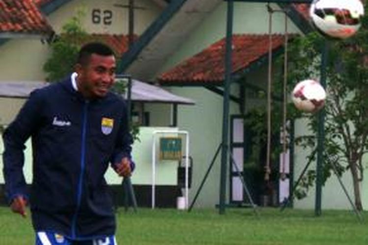 Gelandang Persib Bandung, Firman Utina, saat berlatih di Pusat Pendidikan Polisi Militer (Pusdikpom) Cimahi, Sabtu (28/3/2015) sore. 