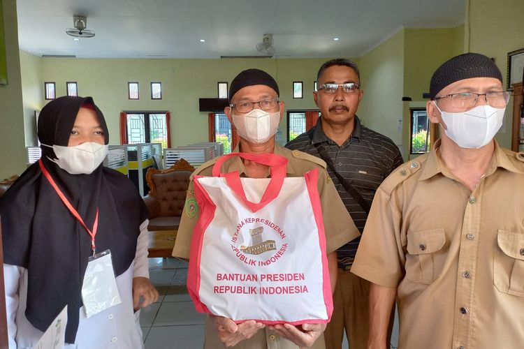 Paket bantuan Jokowi yang dibagikan ke masyarakat saat ikuti kegiatan vaksinasi Covid-19 di SDN 04, Bukit Raya, Sepaku, PPU, Kaltim, Selasa (15/3/2022).