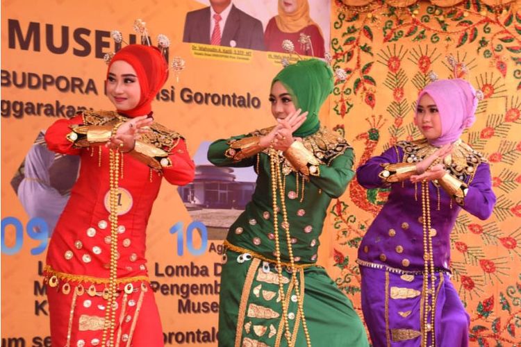 Tiga orang gadis Gorontalo dengan berbusana hamsei menarikan tidi lo Tihuo, sebuah tari yang mengajarkan budi pekerti. Mereka menari di halaman Museum Purbakala Provinsi Gorontalo.