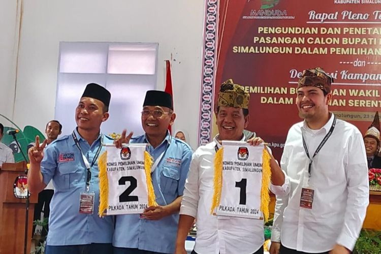 Foto: Pasangan calon bupati dan wakil bupati Simalungun Anton Achmad Saragih-Benny Gusman Sinaga dan Radiapoh Hasiholan Sinaga-Azi Pratama Pangaribuan (kemeja putih) di sela sela rapat pleno pengundian nomor urut di aula KPU Simalungun, Pematang Raya, Kabupaten Simalungun, Sumatera Utara, Senin (23/9/2024).
