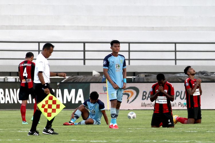 Dua pemain Persipura Jayapura berdoa seusai pertandingan pekan 18 Liga 1 2021-2022 melawan Persela Lamongan yang berakhir dengan skor 1-1 di Stadion Kapten I Wayan Dipta Gianyar, Kamis (6/1/2021) sore.