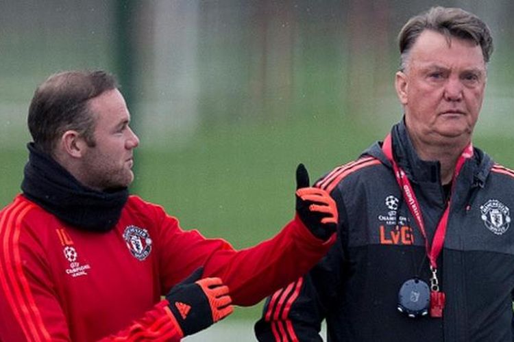 Wayne Rooney dan Louis van Gaal dalam salah satu sesi latihan Manchester United, November 2015.