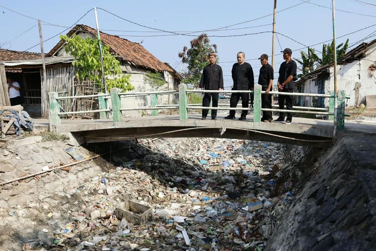 Baru 2 Minggu Dibersihkan, Sampah Kembali Menumpuk di Muara Sungai Kalimati Banyuwangi