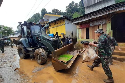 30 Ton Sampah dan Lumpur Diangkut Truk dari Lokasi Banjir di Ambon