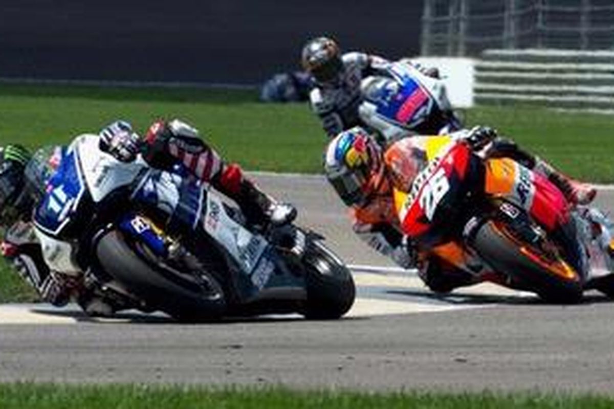 Pebalap Yamaha, Ben Spies (kiri), bersaing dengan pebalap Repsol Honda, Dani Pedrosa, pada GP Indianapolis, Minggu (19/8/2012). Spies akhirnya gagal finis karena motornya mengalami kegagalan mesin, dan Pedrosa jadi pemenang.