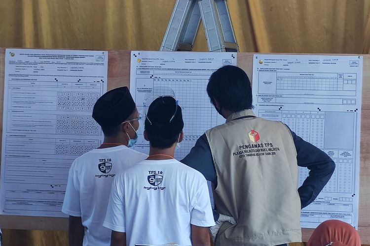 Penghitungan suara di TPS 16 Lengkong Karya, tempat calon wali kota Tangerang Selatan nomor urut 3 Benyamin Davnie, Rabu (9/12/2020).
