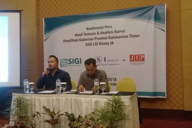 Peneliti LSI membacakan elektabilitas empat pasang calon gubernur dan wakil gubernur Kaltim