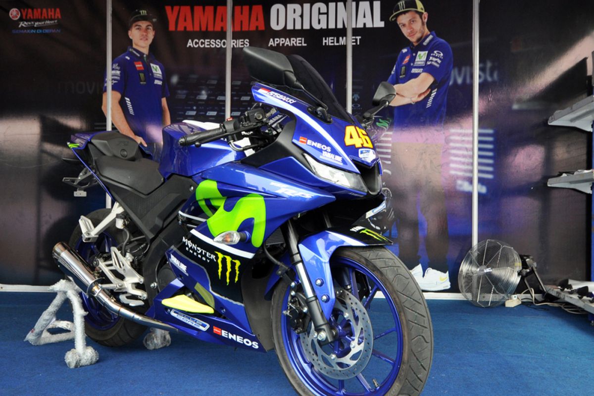 Yamaha R15 lengkap dengan aksesorinya.