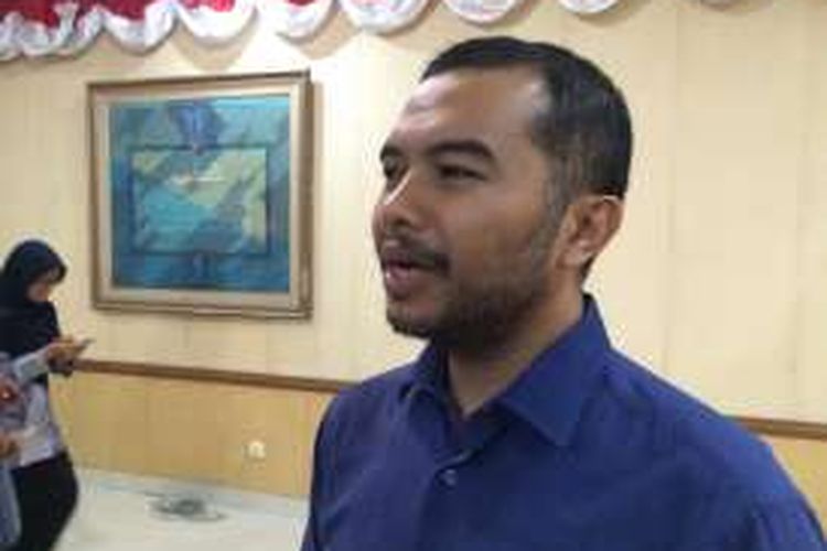 Koordinator Indonesian Corruption Watch (ICW) Adnan Topan Husodo dalam Diskusi Berseri Madrasah Anti Korupsi Seri 11 di Jakarta, Senin (19/9/2016).