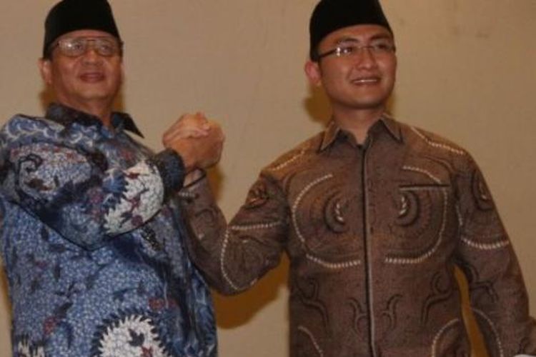 Wahidin Halim-Andika Hazrumy saat deklarasi dan penandatanganan pakta integritas di Kantor DPP Partai Demokrat, Jakarta, Senin (8/8/2016). Partai Demokrat resmi mengusung Wahidin Halim-Andika Hazrumy sebagai pasangan calon gubernur dan wakil gubernur Provinsi Banten pada pilkada serentak 2017. 