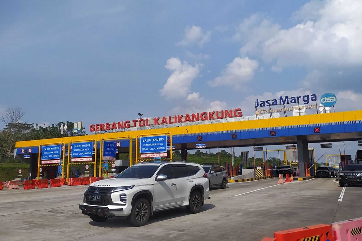 Arus kendaraan yang melintas di GT Kalikangkung mulai padat