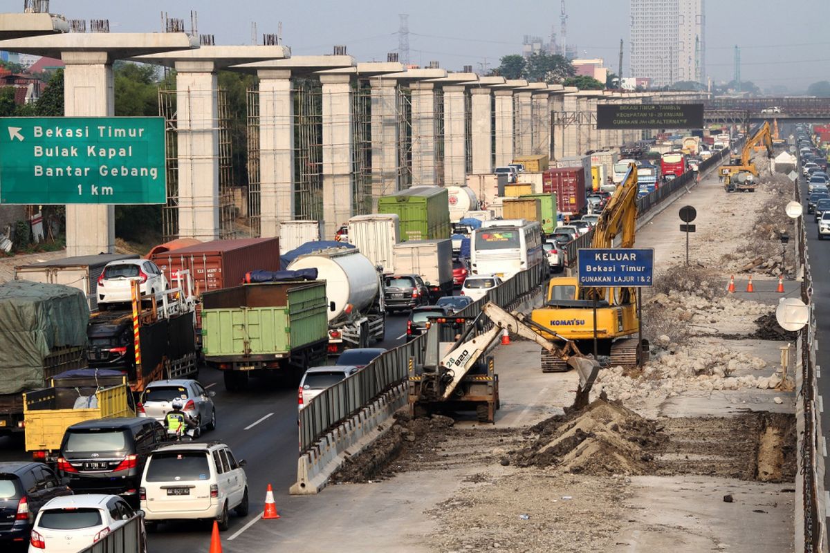 Pekerja menyelesaikan pembangunan Jalan Tol layang Jakarta-Cikampek II, di ruas Jalan Tol Jakarta-Cikampek, Bekasi Timur, Jawa Barat, Selasa (8/8/2017). Pembangunan jalan tol layang Jakarta-Cikampek II (elevated toll) sepanjang 36 kilometer tersebut mulai dikerjakan dengan tahap awal pembangunan tiang jalan, nantinya akan membentang dari Cikunir hingga Karawang Barat dan ditargetkan selesai pada 2019.