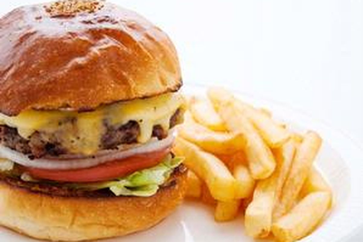 Coret hamburger, mayonnaise, kentang goreng dari daftar pesanan Anda saat makan di restoran fast food. Sebagai gantinya pilih salad dan menu ayam.  