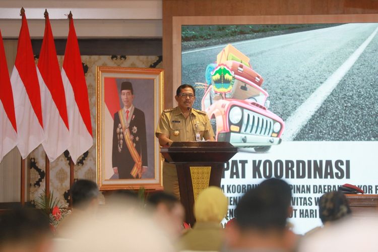 Penjabat (Pj) Gubernur Jawa Tengah (Jateng) Nana Sudjana saat memberikan dalam Rapat Koordinasi (Rakor) Forum Koordinasi Pimpinan Daerah (Forkopimda) di Gedung Gradhika Bhakti Praja, Semarang, Senin (1/4/2024).