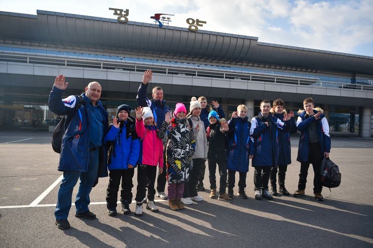 Sekelompok turis Rusia berpose setelah tiba di Bandara Internasional Pyongyang di Pyongyang Korea Utara pada 9 Februari 2024.