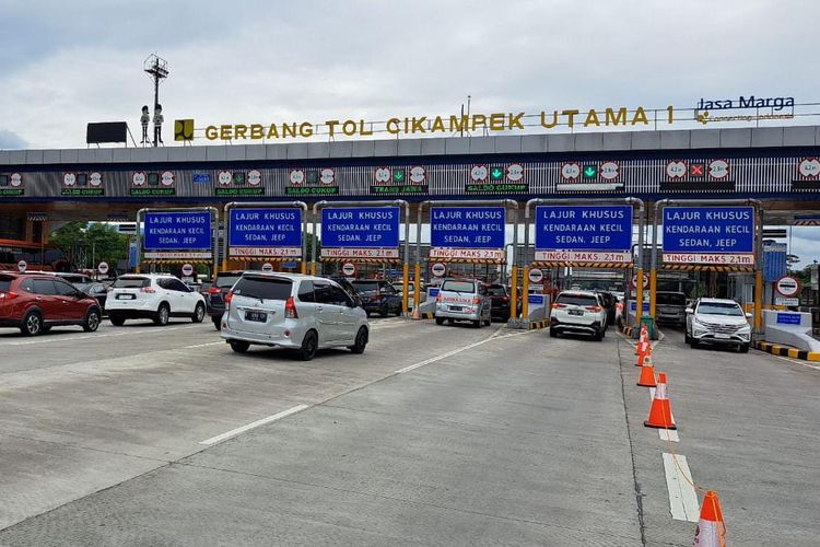 Gerbang Tol Cikampek dilalui pengendara yang ingin meninggalkan Jakarta, Minggu (25/12/2022).