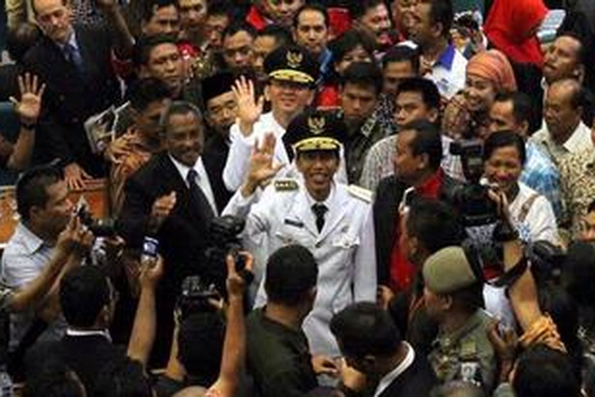 Gubernur DKI Jakarta, Joko Widodo (Jokowi) dan Wakil Gubernur DKI Jakarta, Basuki Tjahaja Purnama (Ahok), usai pelantikan di rapat paripurna istimewa DPRD DKI Jakarta, Senin (15/10/2012). Pasangan calon gubernur dan wakil gubernur terpilih ini dilantik oleh Menteri Dalam Negeri, Gamawan Fauzi untuk masa jabatan 2012-2017. 