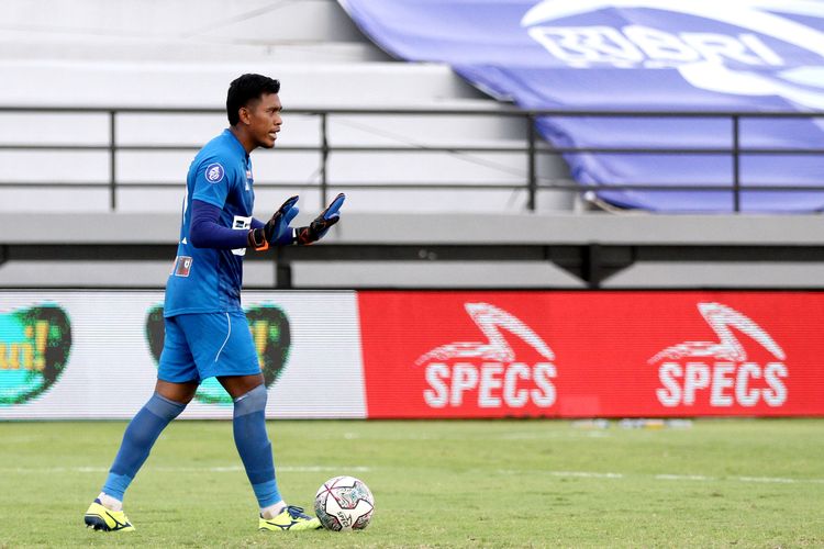 Kiper Persipura Jayapura Dede Sulaiman saat pertandingan pekan 31 Liga 1 2021-2022 melawan Bhayangkara FC yang berakhir dengan skor 1-2 di Stadion Kapten I Wayan Dipta Gianyar, Rabu (16/3/2022) sore.