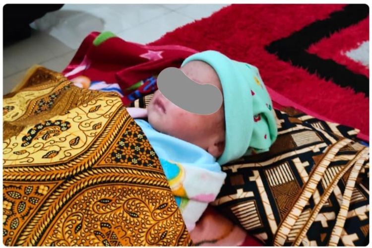 Kondisi bayi perempuan yang ditemukan di sebuah warung kopi Kampung Tlajung, Desa Cikeas Udik, Kecamatan Gunung Putri, Kabupaten Bogor, Jawa Barat, Kamis (4/4/2024) pagi .
