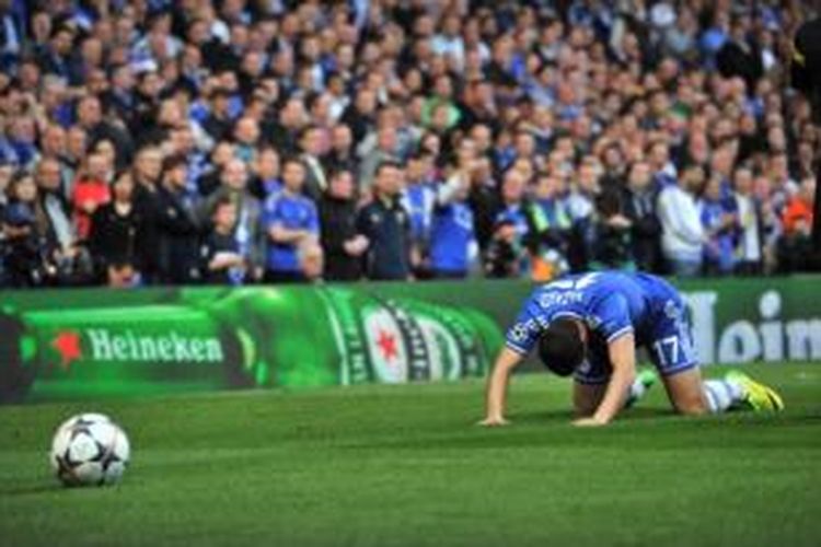 Gelandang Chelsea, Eden Hazard, terjatuh pada laga leg kedua semifinal Liga Champions melawan Atletico Madrid di Stadion Stamford Bridge, London, Rabu (30/4/2014).