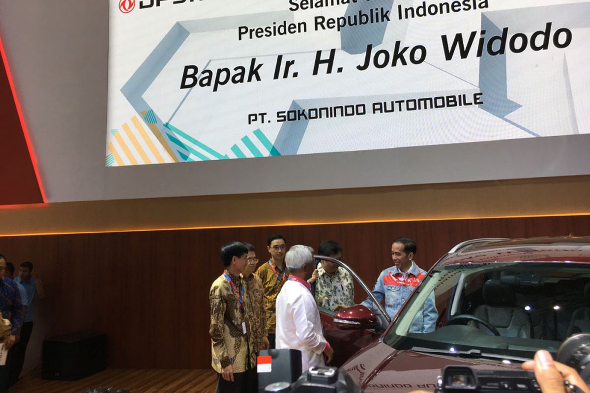 Jokowi saat mengunjungi booth DFSK di IIMS 2018.