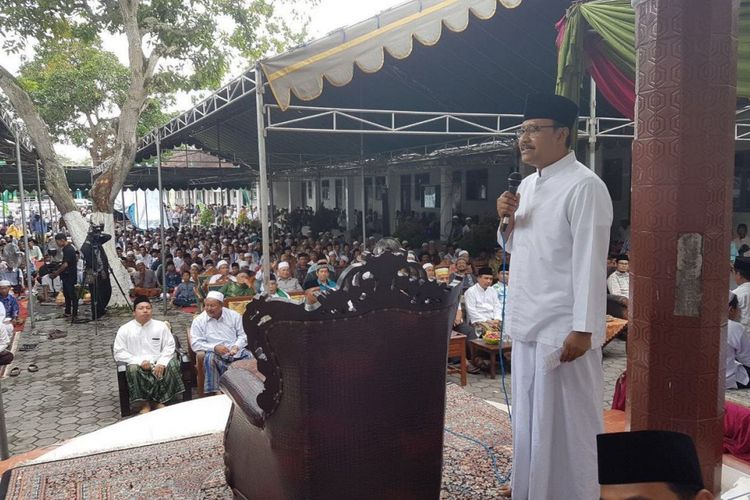 Gus Ipul di acara Haul KH Affan Abd Malik, di Pondok Pesantren Bustanul Ulum Krai Yosowilangun, Lumajang. 