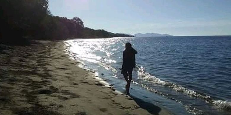 Pengunjung yang lagi asyik mandi di Pantai Wai Rii, di Kecamatan Alok Barat, Kabupaten Sikka, Nusa Tenggara Timur, Minggu (12/5/2019).