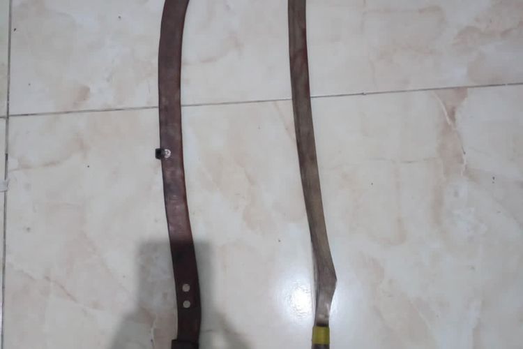 Senjata tajam (sajam) yang digunakan pelaku menyerang korban di rumah kontrakan di Desa Krikilan, Kecamatan Driyorejo, Gresik, Jawa Timur, Jumat (25/10/2024).