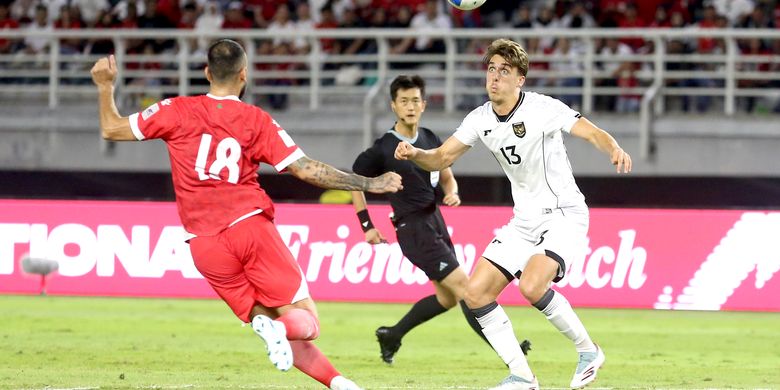 Pemain timnas Indonesia Mauro Zijlstra siap berduel dengan pemainLebanon saat laga FIFA Matchday yang berakhir dengan skor 0-0 di Stadion Gelora Bung Tomo Surabaya, Jawa Timur, Senin (8/9/2025) malam.