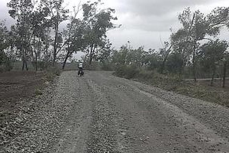 Jalan terputus antara Tegalbuleud-Argabinta, Kabupaten Sukabumi, Jawa Barat. 