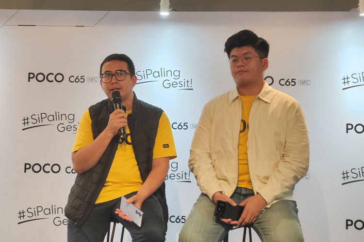 Product PR Manager Poco Indonesia, Abee Hakim (kiri) dan Product Marketing Manager Poco Indonesia, Jeksen (kanan) dalam sebuah sesi tanya jawab di acara peluncuran Poco C65 yang diselenggarakan di Kebayoran Baru, Jakarta Selatan, pada Kamis (4/1/2024)