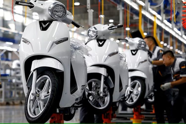 Vinfast adalah perusahaan besar yang memproduksi mobil, listrik, serta skuter listrik, seperti di sebuah pabrik di Hai Phong, Vietnam.